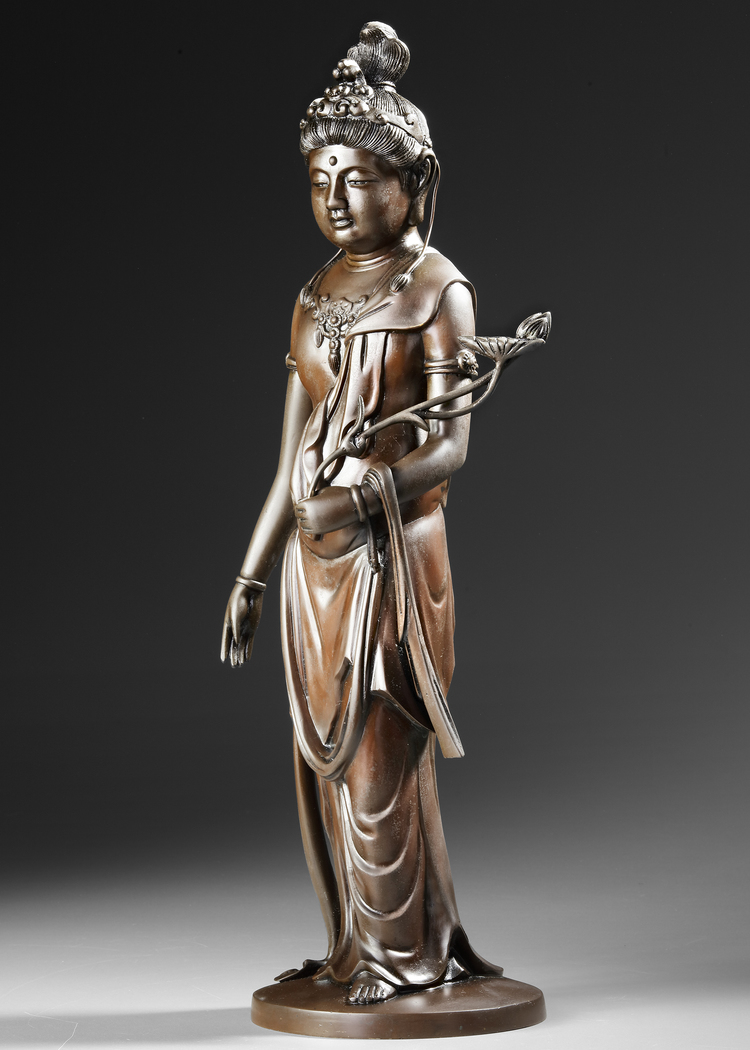 A LARGE JAPANESE BRONZE KANNON FIGURE WITH LOTUS, 20TH CENTURY