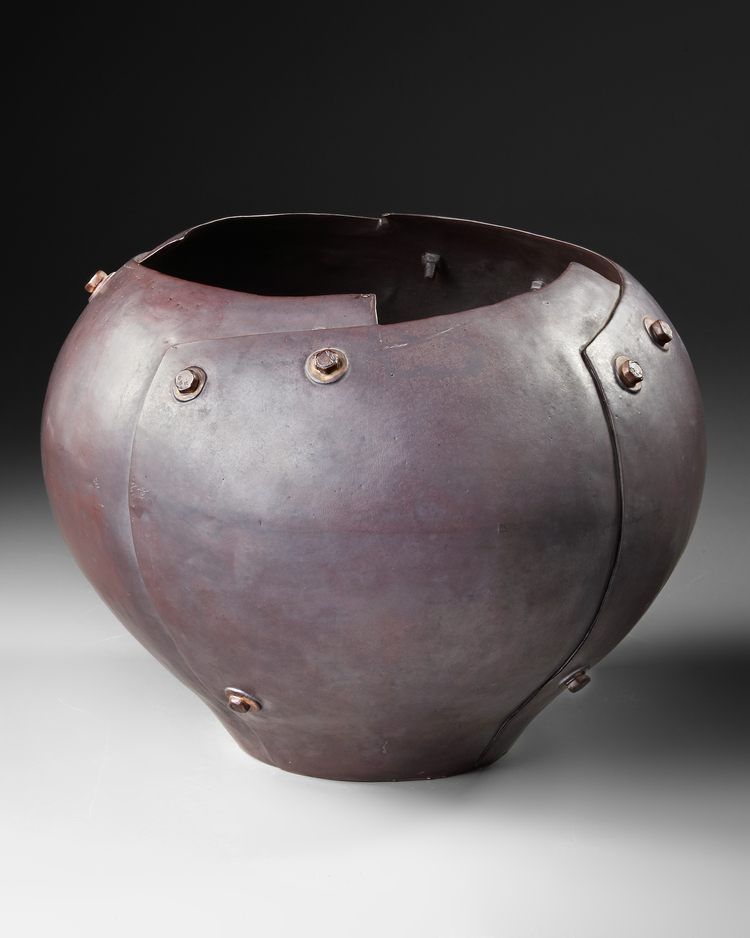 A CONTEMPORARY JAPANESE PORCELAIN VESSEL (SIGNED)