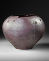 A CONTEMPORARY JAPANESE PORCELAIN VESSEL (SIGNED)