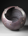 A CONTEMPORARY JAPANESE PORCELAIN VESSEL (SIGNED)
