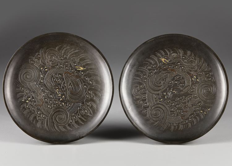 A PAIR OF JAPANESE KOMAI-STYLE METAL DRAGON DISHES, MEIJI PERIOD (1868–1912)