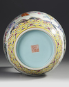 A CHINESE FAMILLE ROSE BOTTLE VASE, 19TH-20TH CENTURY