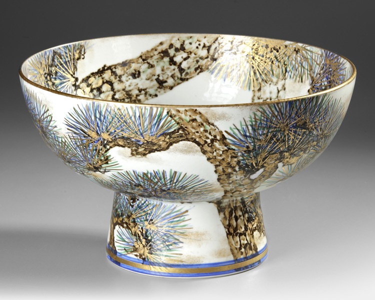 LARGE CERAMIC BOWL — ALL-OVER PINE TREE DESIGN WITH GILDED ACCENTS AND SIGNED BASE, JAPAN,TAISHO PERIOD (1912–1926)