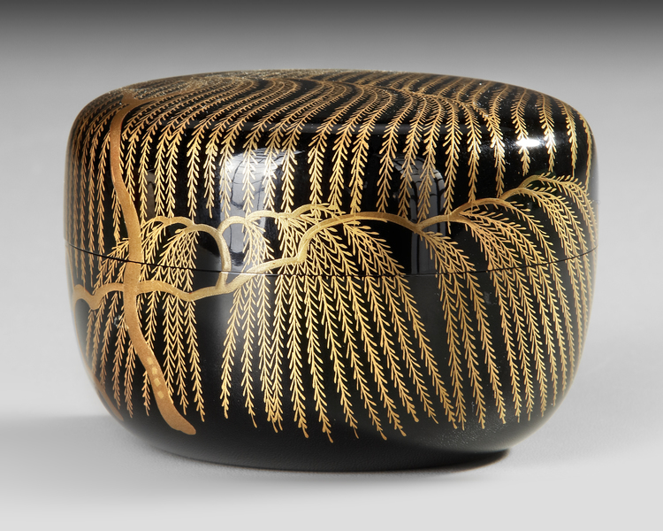 NATSUME TEA CADDY WITH ALLOVER GOLDLEAF LACQUERED DECORATION OF A WEEPING WILLOW TREE, 20TH CENTURY