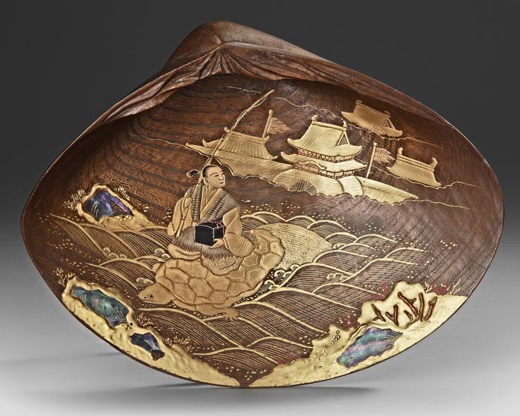 ELEGANT SHELL-SHAPED WOODEN PLATE WITH LACQUERED GOLDLEAF SCENE AND MOTHER-OF-PEARL INLAY,MEIJI PERIOD,1868-1912