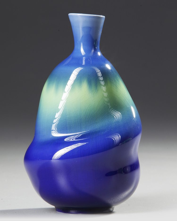 EXCEPTIONAL YASOKICHI VASE WITH ORIGINAL SIGNED BOX, LATE 20TH CENTURY