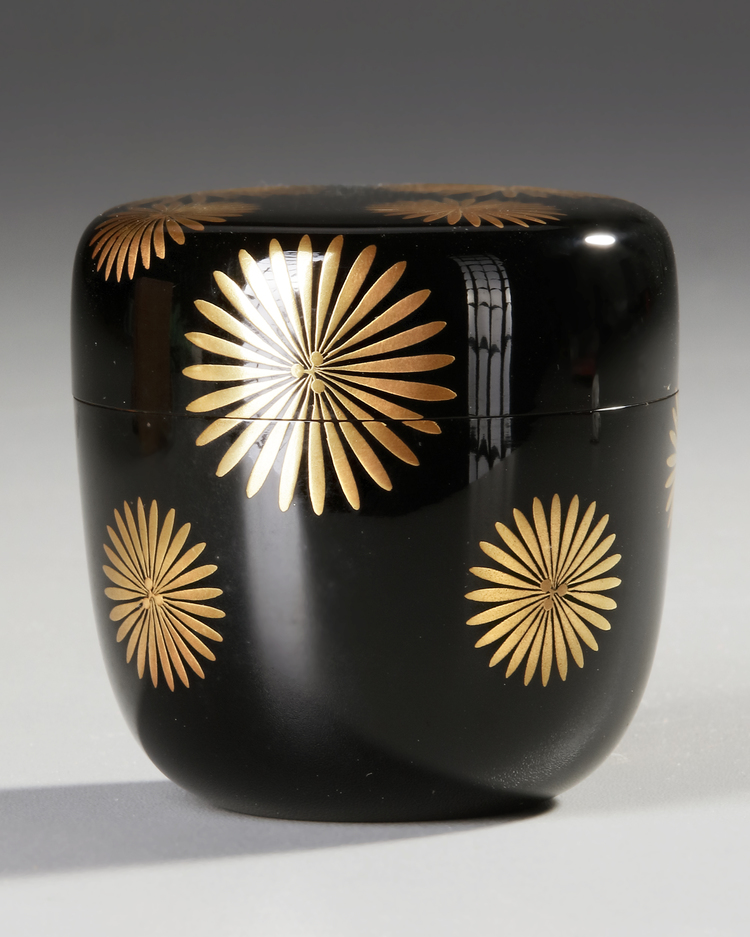 A JAPANESE NATSUME TEA CADDY WITH GOLDLEAF FLORAL LACQUER AND SILVER LEAF INTERIOR — IN SIGNED WOODEN TRANSPORT BOX, 20TH CENTURY