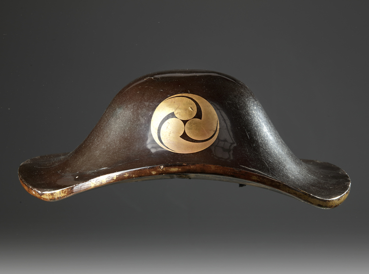 A JAPANESE JINGASA SAMURAI TRAVELING HAT WITH MITSUDOMOE CRESTS — GOLDLEAF INTERIOR & AGE-WORN CHARM,EDO PERIOD (1615–1868)