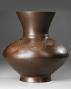 LARGE BRONZE DECO VASE WITH CIRCULAR MOTIF — IN ORIGINAL SIGNED WOODEN BOX,TAISHO PERIOD (1912–1926)