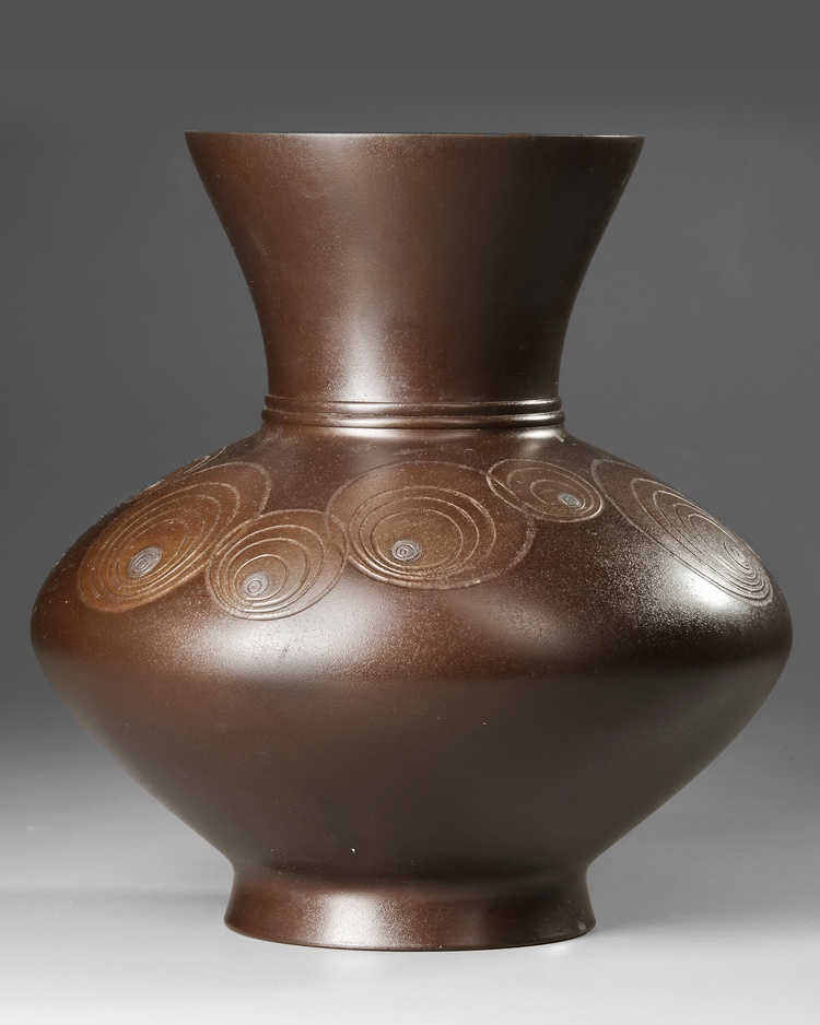 LARGE BRONZE DECO VASE WITH CIRCULAR MOTIF — IN ORIGINAL SIGNED WOODEN BOX,TAISHO PERIOD (1912–1926)