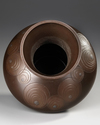 LARGE BRONZE DECO VASE WITH CIRCULAR MOTIF — IN ORIGINAL SIGNED WOODEN BOX,TAISHO PERIOD (1912–1926)
