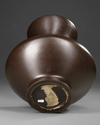 LARGE BRONZE DECO VASE WITH CIRCULAR MOTIF — IN ORIGINAL SIGNED WOODEN BOX,TAISHO PERIOD (1912–1926)
