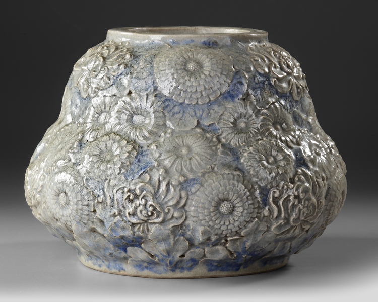 A JAPANESE GERI-TYPE CERAMIC VASE WITH FLORAL DESIGN, 20TH CENTURY