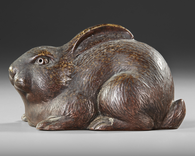 A JAPANESE BIZEN CERAMIC HARE FIGURE, 20 CENTURY