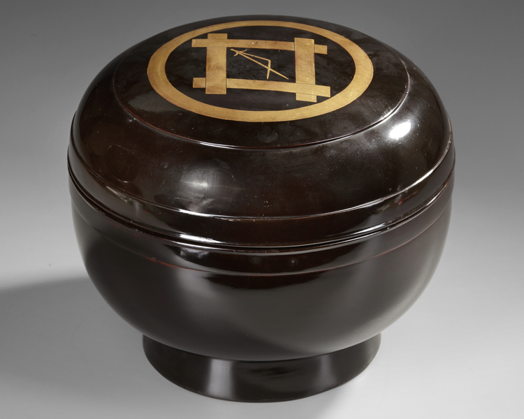 A JAPANESE LACQUERED RICE CONTAINER WITH FAMILY CREST (MON),EDO PERIOD (1615–1868)