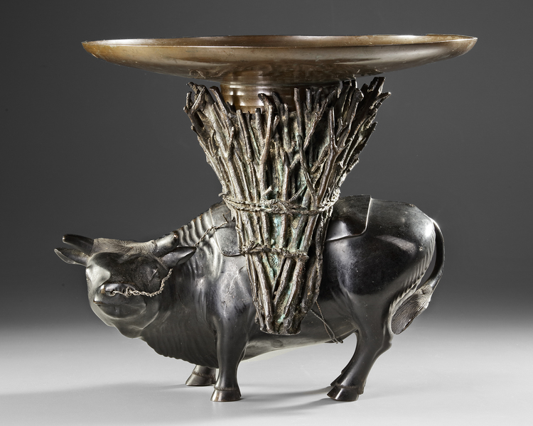 A JAPANESE HEAVY BRONZE USEBATA, ACOW-SHAPED BASE WITH BASKET AND ORIGINAL MARKED WOODEN BOX,MEIJI PERIOD,1868-1912