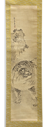 A JAPANESE SCROLL PAINTING OF A TIGER FEROCIOUSLY APPROACHING — SIGNED AND MOUNTED WITH GOLD BROCADE