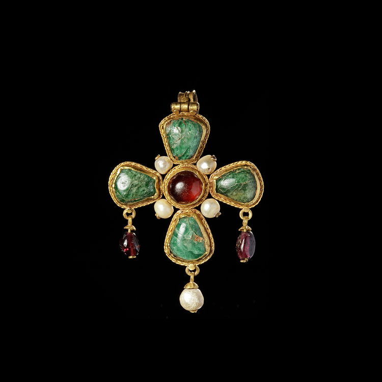 A BYZANTINE GOLD CROSS PENDANT SET WITH EMERALDS, GARNET, AND PEARLS – 5TH TO 6TH CENTURY A.D.