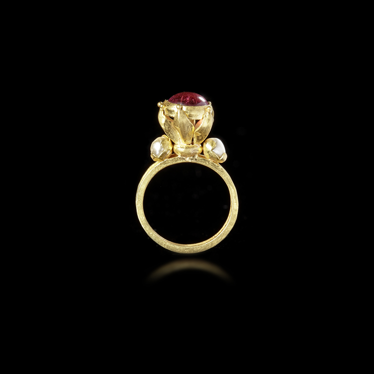 A BYZANTINE GOLD RING IN FLOWER FORM GEM ARRANGEMENT – SAPPHIRE, EMERALD, PINK TOURMALINE , AMETHYST & PEARL, 5TH TO 6TH CENTURY A.D.