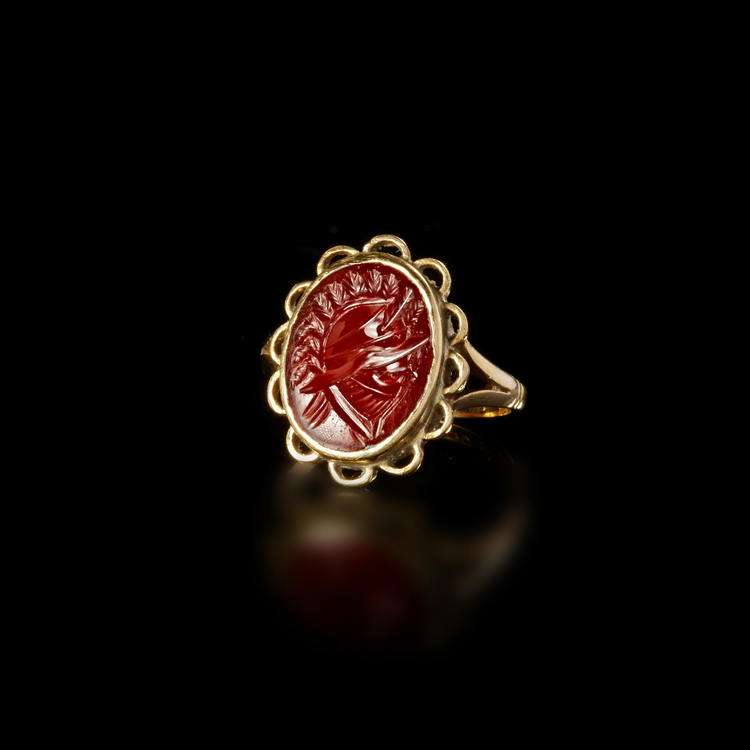 A ROMAN AGATE INTAGLIO RING DEPICTING A MILITARY HELMET – 1ST CENTURY A.D.