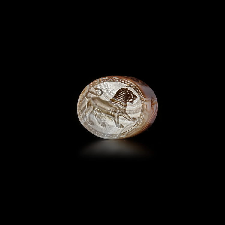 AN EASTERN GREEK BANDED AGATE SCARABOID OF A WALKING LION – 5TH TO 4TH CENTURY B.C.