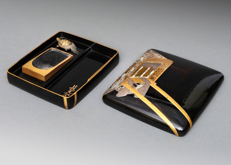 A JAPANESE ‘RINPA SCHOOL’-STYLE SUZURI’BAKO 硯箱 (WRITING BOX) WITH CARRIAGE DESIGN, 19TH CENTURY