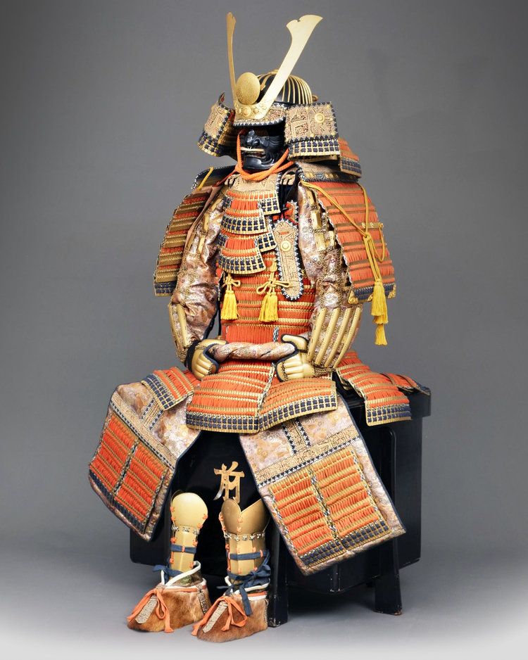 A GOLD AND BLACK LACQUER JAPANESE Ô’YOROI, MID SHOWA PERIOD (MID 20TH CENTURY)