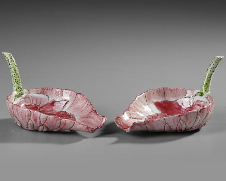 A PAIR OF CHINESE FAMILLE ROSE 'LOTUS' CUPS, 19TH-20TH CENTURY