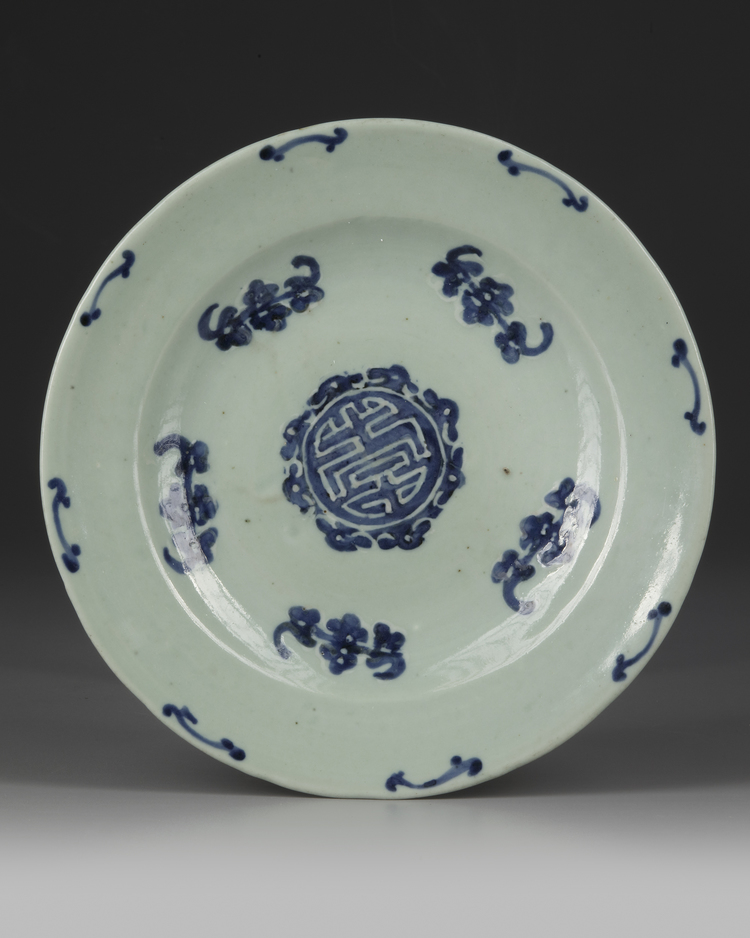A CHINESE BLUE-DECORATED CELADON-GLAZED DISH, 19TH CENTURY