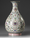 A CHINESE PEAR-SHAPED FAMILLE ROSE VASE, 19TH-20TH CENTURY