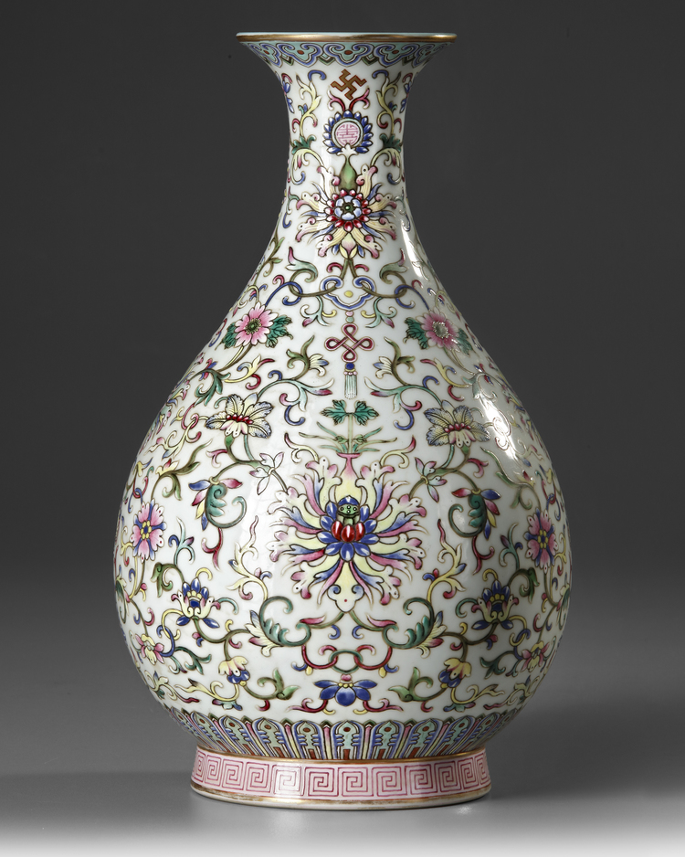 A CHINESE PEAR-SHAPED FAMILLE ROSE VASE, 19TH-20TH CENTURY