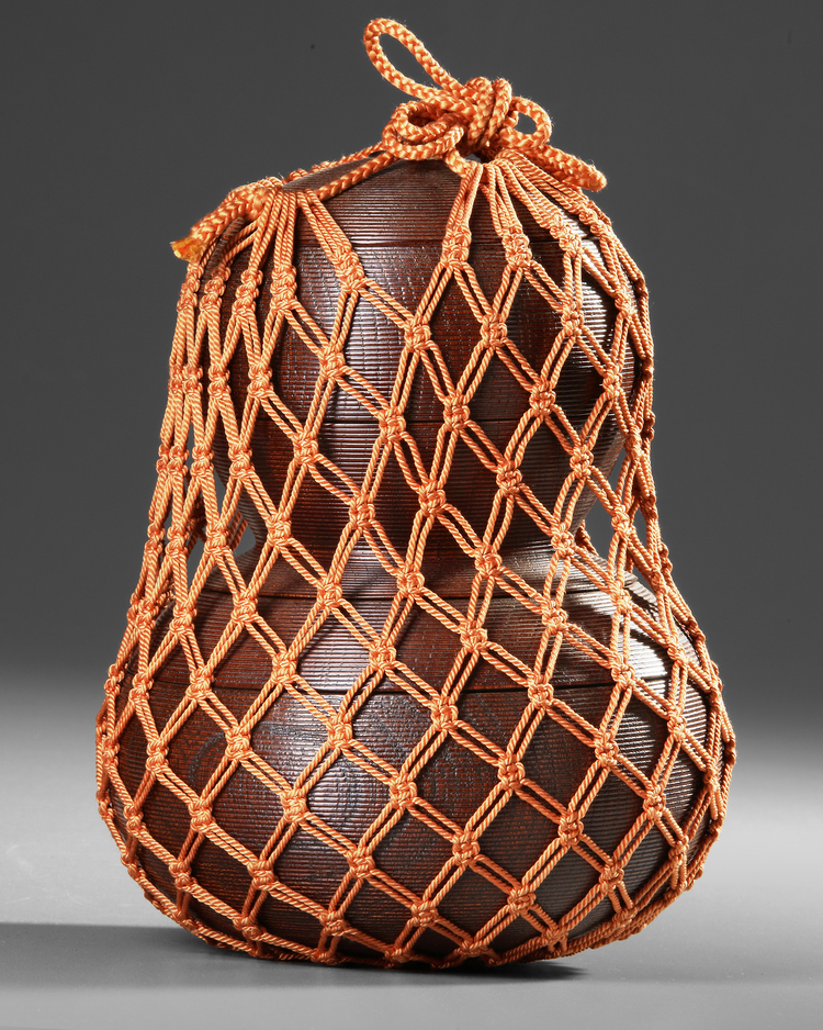 A JAPANESE CALABAS-SHAPED BENTO FOOD CONTAINER, 20TH CENTURY