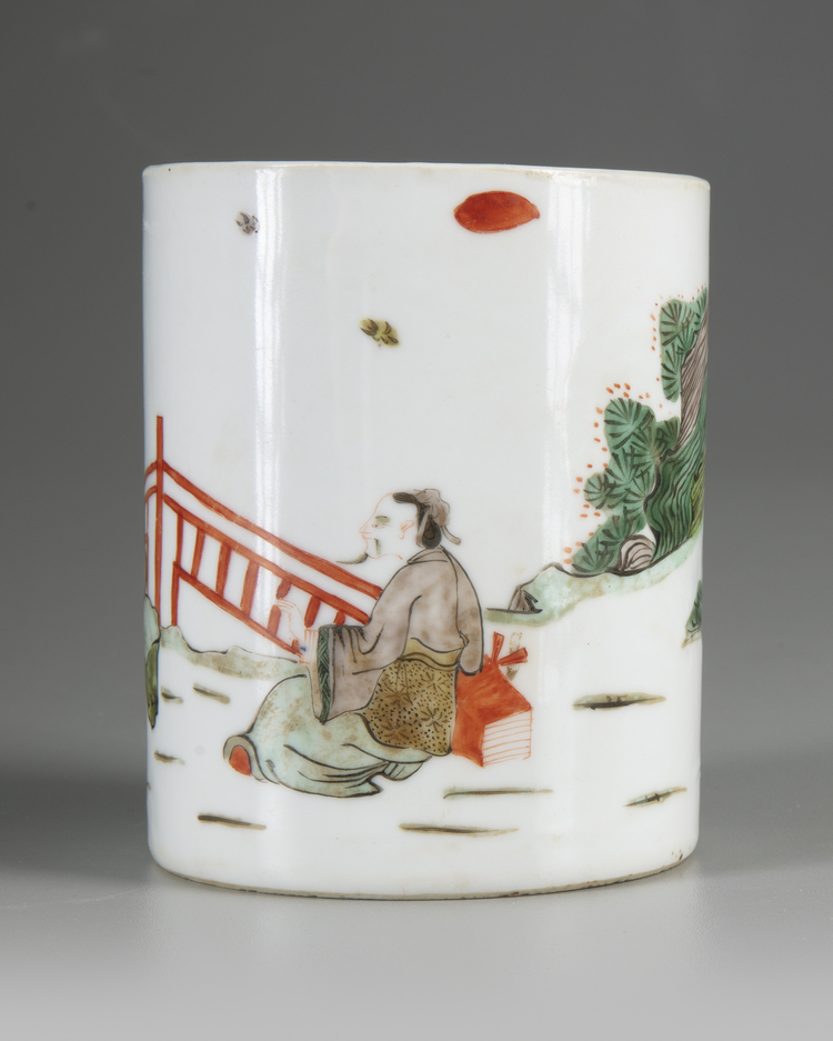 A CHINESE FAMILLE VERTE BRUSH POT, QING DYNASTY (1644-1912)