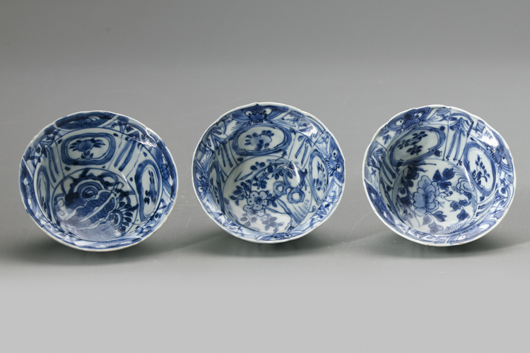 THREE CHINESE BLUE AND WHITE BOWLS, WANLI PERIOD (1572-1620)