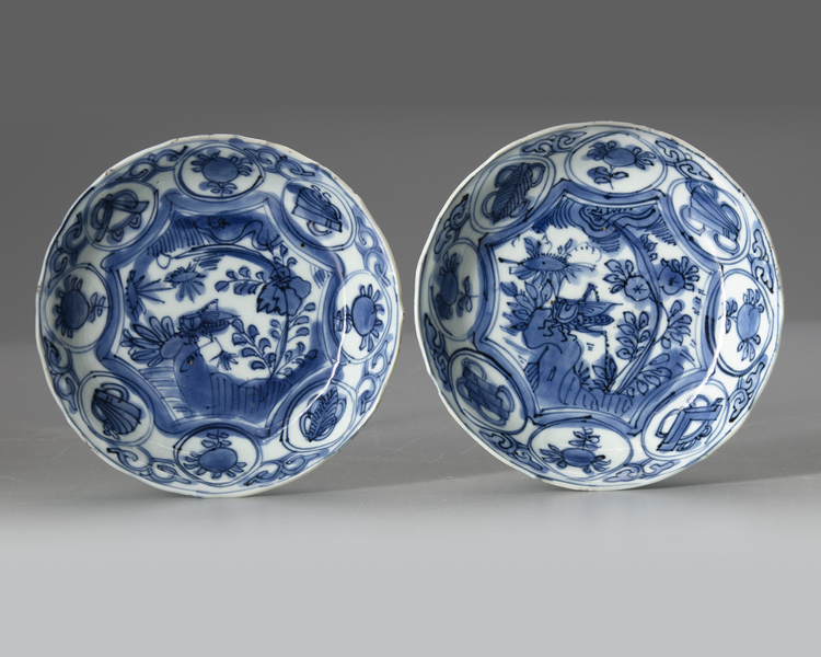 A PAIR OF CHINESE BLUE AND WHITE DISHES, WANLI PERIOD (1572-1620)