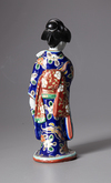 A JAPANESE KUTANI PORCELAIN FIGURE OF A GEISHA, SHOWA PERIOD, 1930's