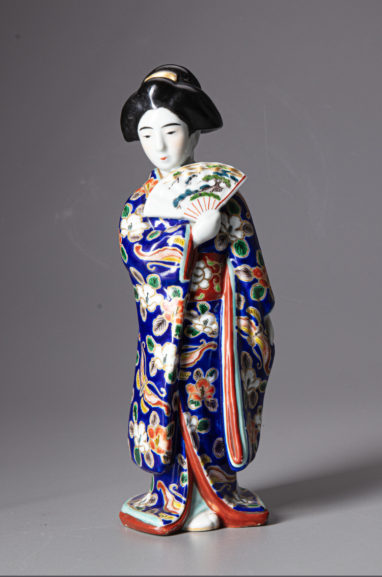 A JAPANESE KUTANI PORCELAIN FIGURE OF A GEISHA, SHOWA PERIOD, 1930's