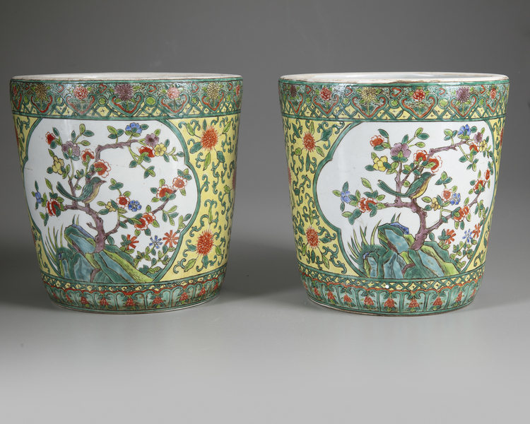A PAIR OF CHINESE FAMILLE VERTE  JARDINIERES, 19TH/20TH CENTURY