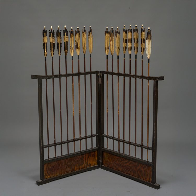16 ARROWS IN A FOLDING STAND