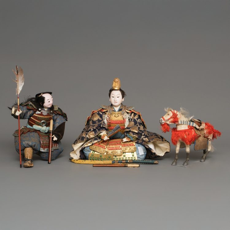 A SET OF TWO IMPRESSIVE SAMURAI DOLLS 武者人形 (MUSHA NINGYÔ) AND A HORSE