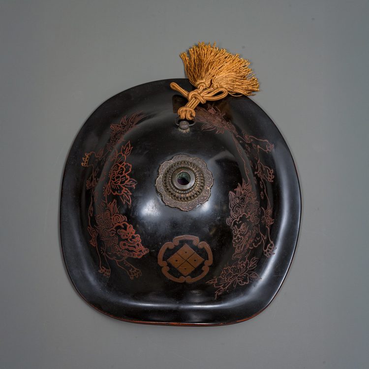 BAJÔ’JINGASA 馬上陣笠 (HORSEBACK SAMURAI HAT) WITH RED MAKI-E