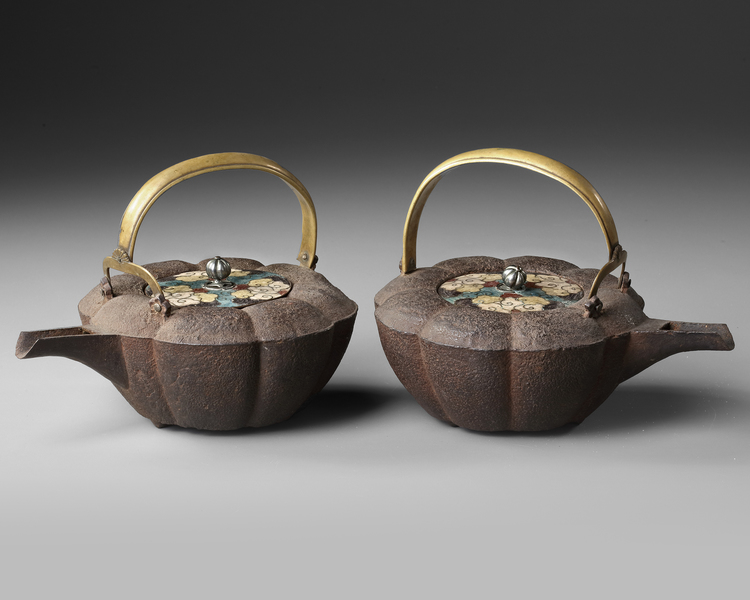 A SET OF TWO IRON SAKÉ KETTLES  JAPANESE, MEIJI TO TAISHŌ PERIOD (LATE 19TH – EARLY 20TH CENTURY)