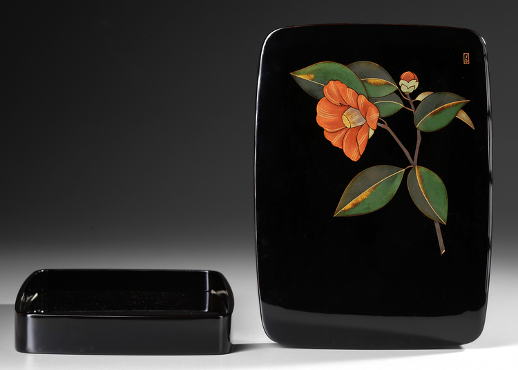 A JAPANESE LACQUER BOX, 20TH CENTURY