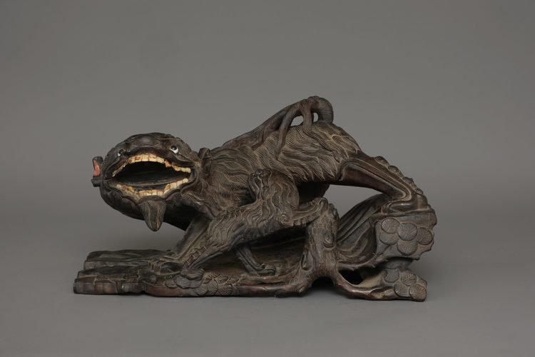 CHINESE WOODEN SCULPTURE DEPICTING A GUARDIAN LION