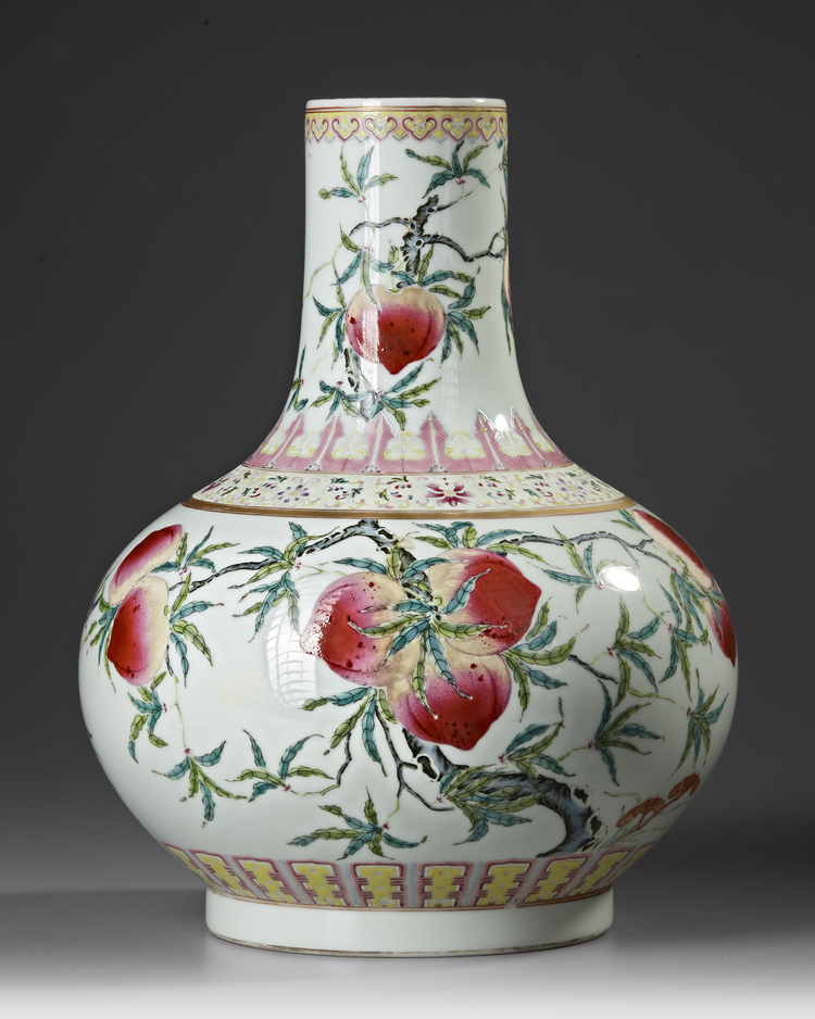A CHINESE FAMILLE ROSE BOTTLE VASE, QING DYNASTY (1644-1912)