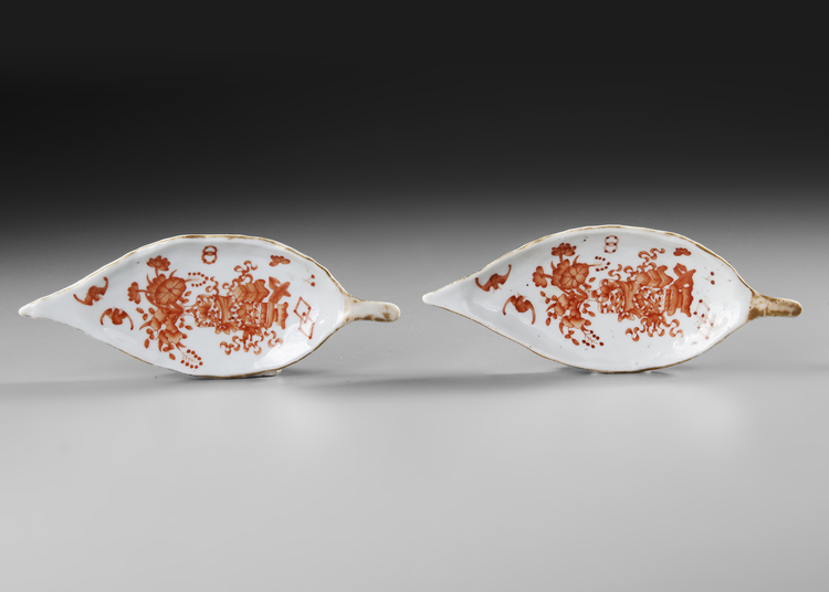 A PAIR OF CHINESE LEAF-SHAPED DISHES, QING DYNASTY (1644-1912)