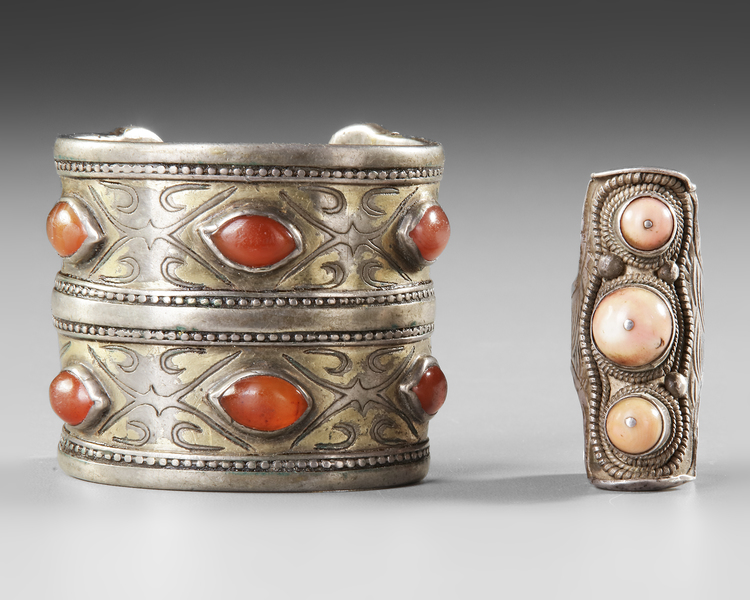 A TURKMEN CARNELIAN-SET SILVER BRACELET AND AGATE-SET RING, TURKMENISTAN, 19TH/20TH CENTURY