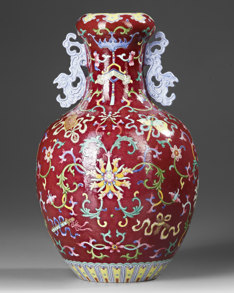 A CHINESE FAMILLE ROSE RUBY GROUND VASE, 19TH/20TH CENTURY