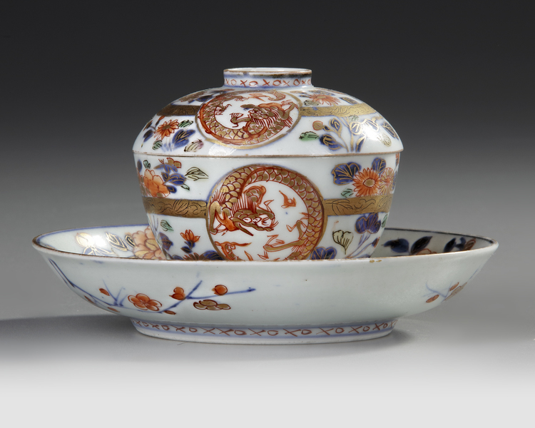 A JAPANESE IMARI TEACUP WITH COVER AND SAUCER, 17TH CENTURY