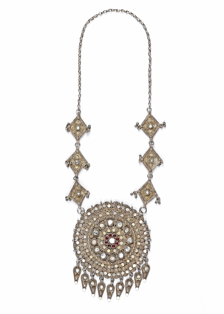 A SILVER NECKLACE, OMAN, 20TH CENTURY